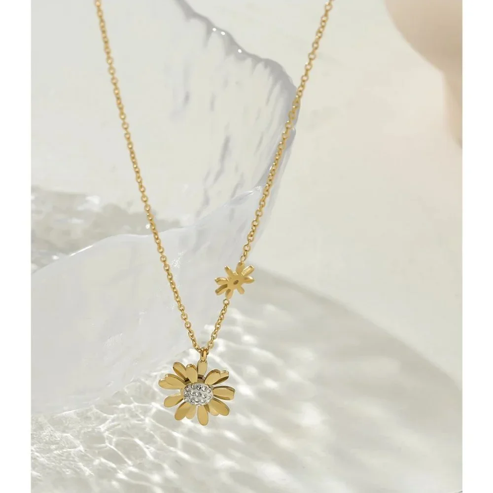 NEW 18K Gold Plated Diamond Daisy Flower Necklace - Picture 4 of 6